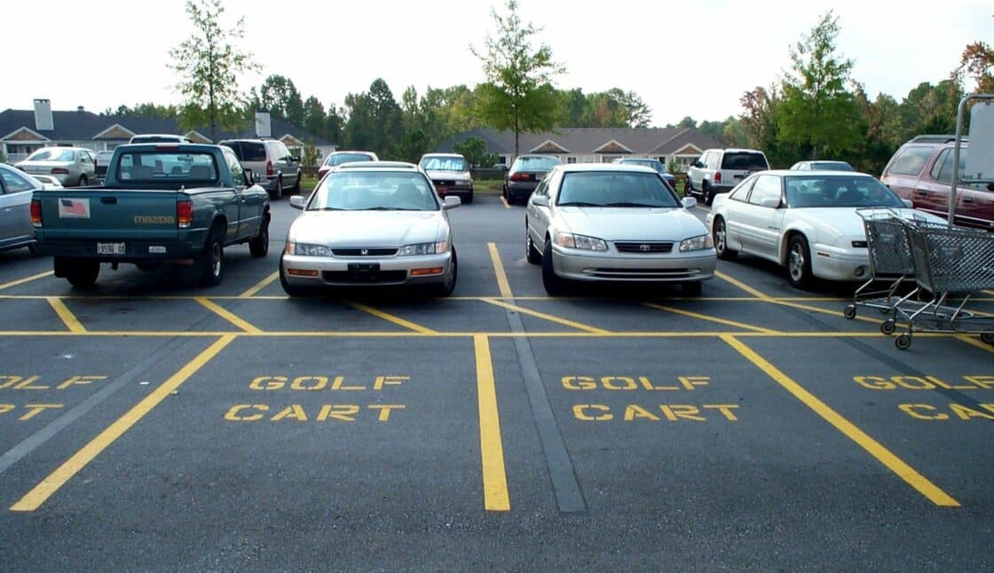 Auch beim örtlichen Supermarkt geht nichts ohne eigene Golfkart-Parkplätze [Bildquelle: Tony Bernard via Flickr, license https://creativecommons.org/licenses/by-sa/2.0/]