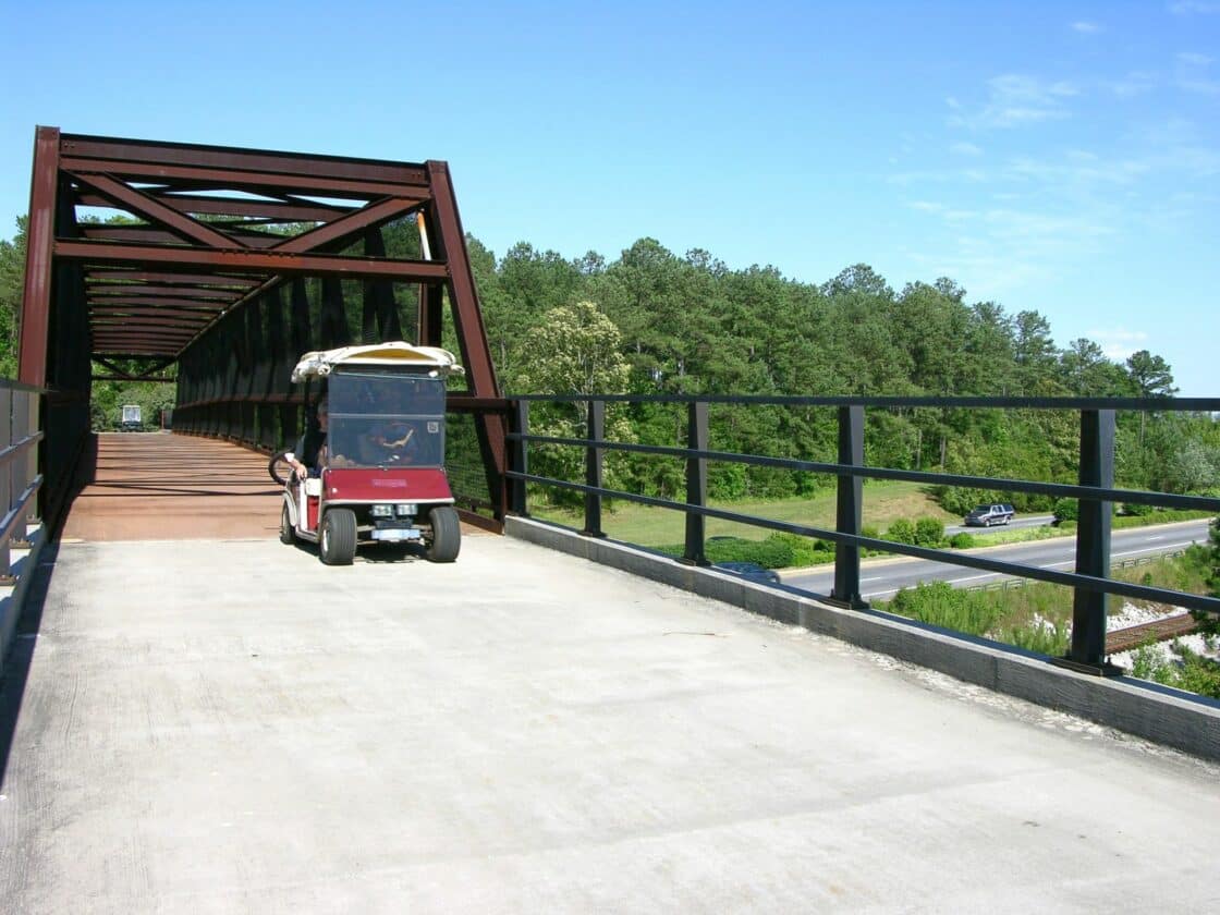 Das Wegesystem für Golfkarts in Peachtree City umfasst auch eigene Autobahnbrücken [Bildquelle: Tony Bernard via Flickr, license https://creativecommons.org/licenses/by-sa/2.0/]