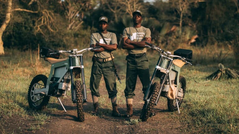 Zwei Ranger stehen neben ihren Elektro-Motorrädern