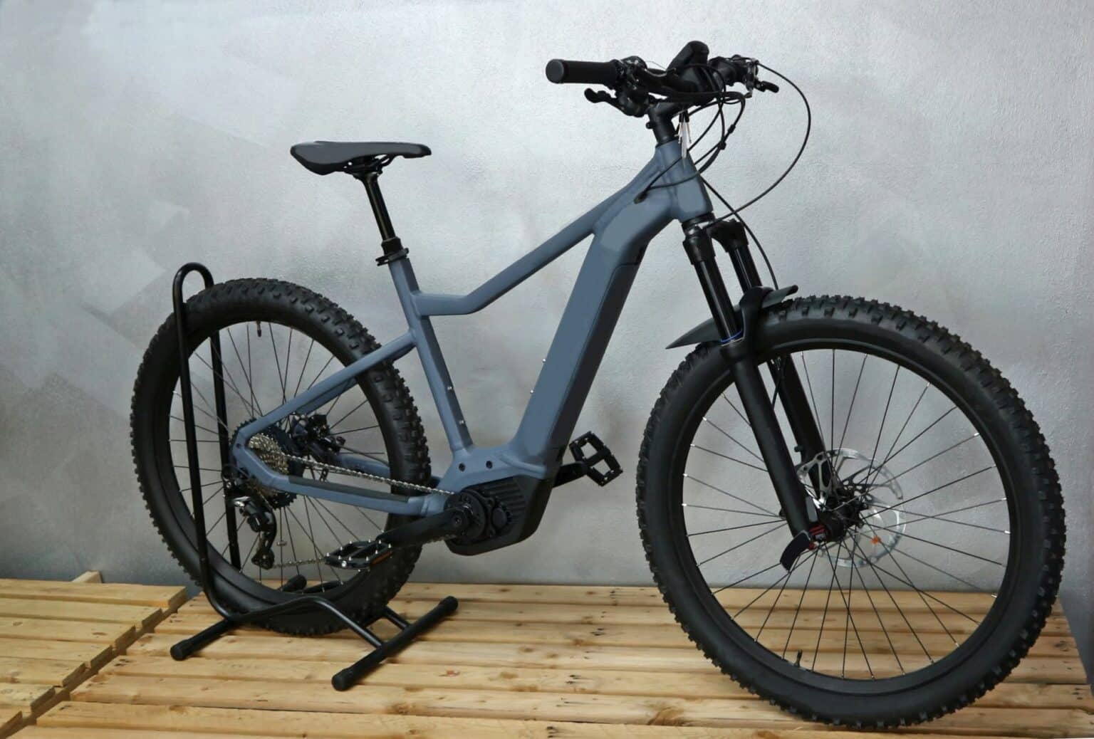 Ein E-Bike steht zur Präsentation vor einer grauen Wand