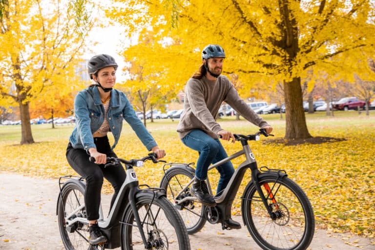 Zwei Menschen fahren nebeneinander Fahrrad