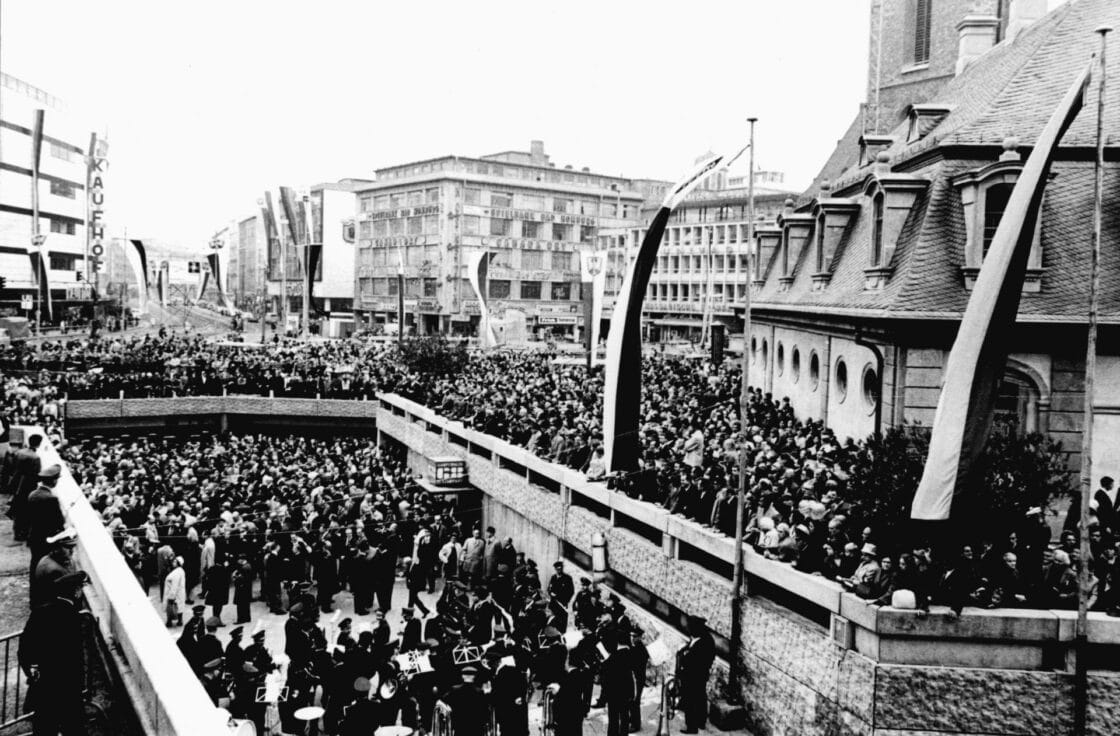 Eröffnung der Frankfurter U-Bahn am 04.10.1968: Am Eingang Hauptwache sammeln sich Neugierige [Bildquelle: Picture Alliance | Manfred Rehm]