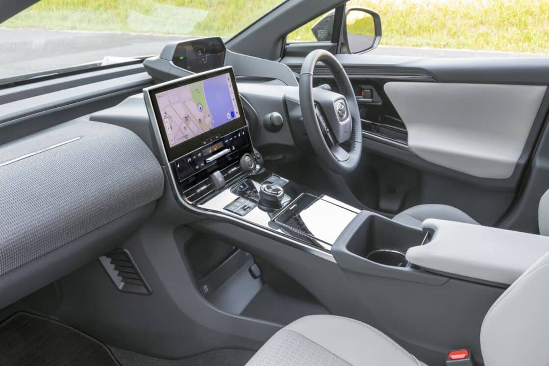 Toyota bZ4X: Cockpit der japanischen Version [Bildquelle: Toyota]