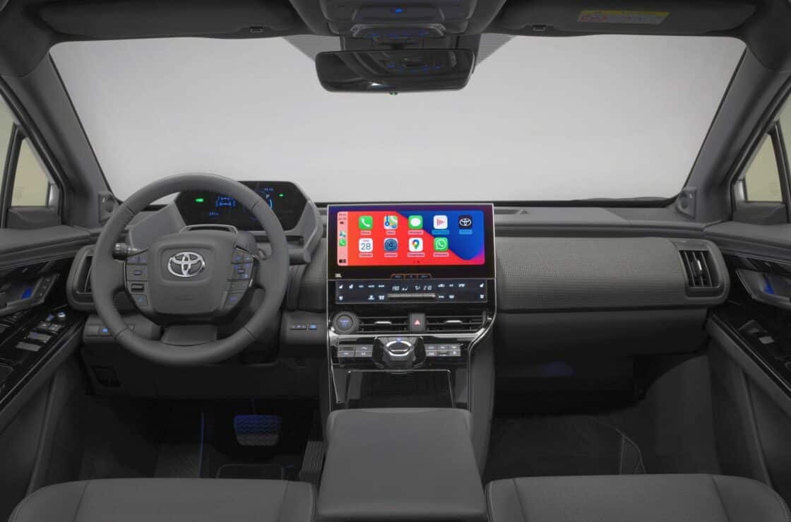 Toyota bZ4X: Cockpit der EU-Version des Elektro-SUV [Bildquelle: Toyota]