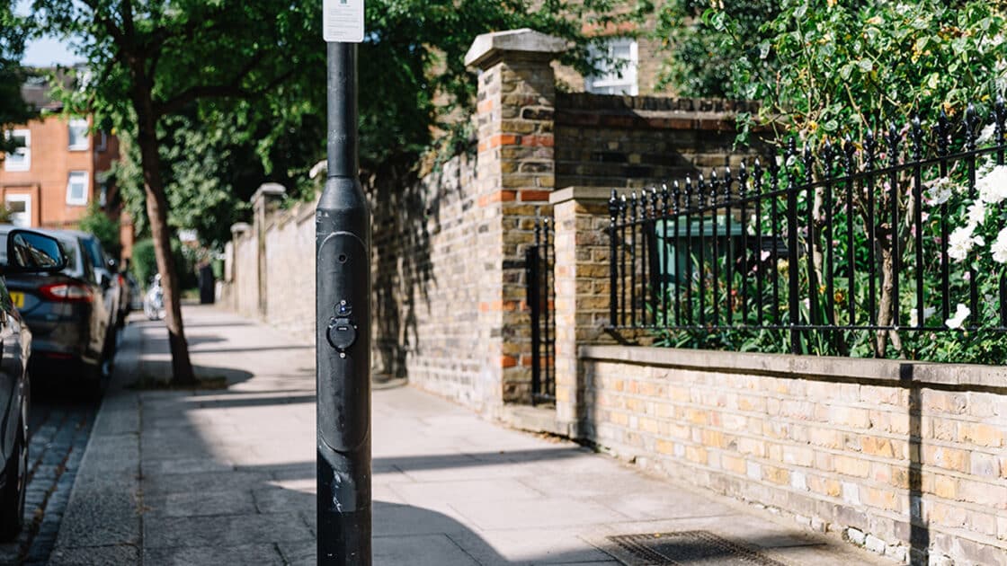 Ein Charge-Point in einer Londoner Straßenlaterne