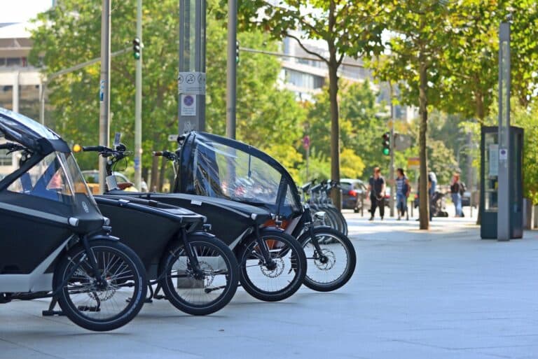 Lastenräder, auch Cargo Bikes genannt, liegen im Trend. Umweltverbände und verschiedene Parteien fordern eine Förderung beim Kauf von Lastenrädern um die Verkehrswende voran zu bringen.