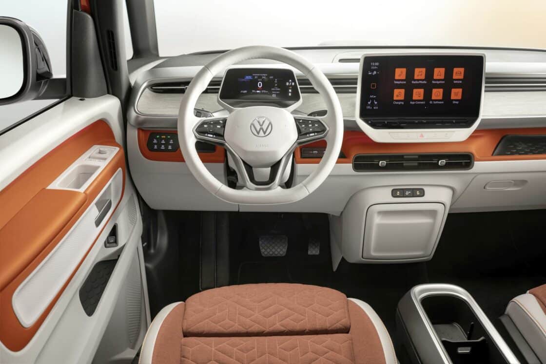 Tradition plus E-Mobilität: Im Cockpit sieht der Elektro-Bulli zwar nicht aus wie ein Bulli, aber die Formensprache wirkt sympathisch [Bildquelle: VW]