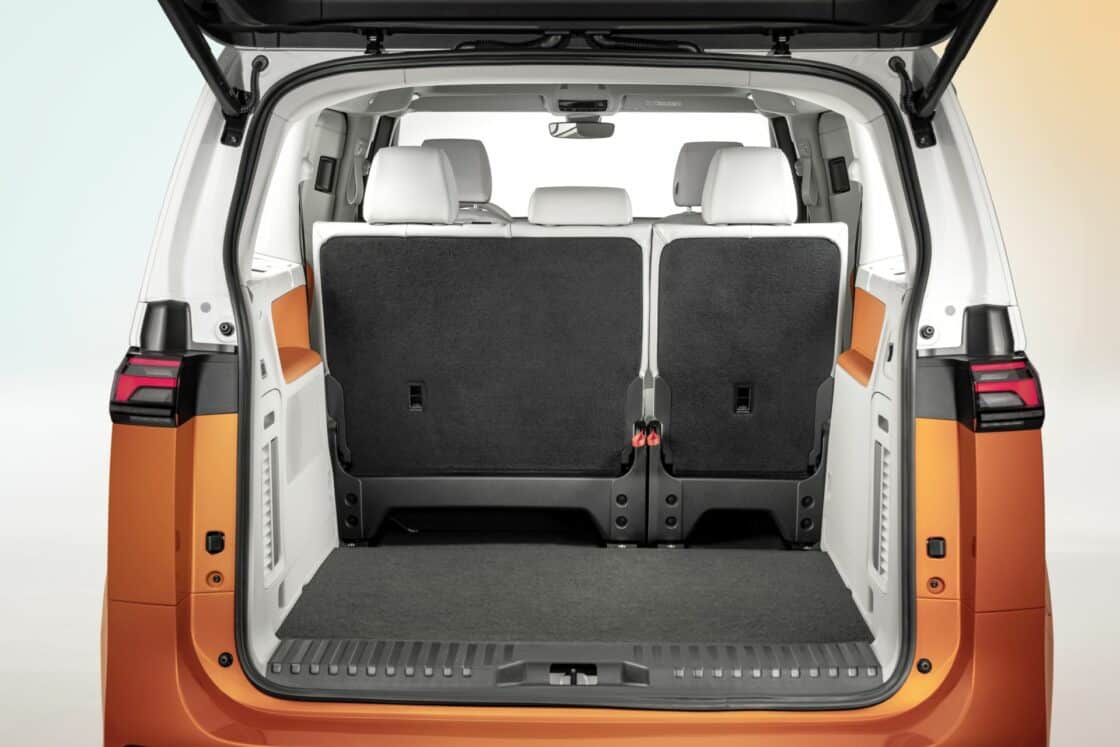Der Kofferraum des VW ID. Buzz fasst 1.121 Liter Gepäck - er ist damit eines der ersten echten Familienautos im ELektro-Segment [Bildquelle: VW]