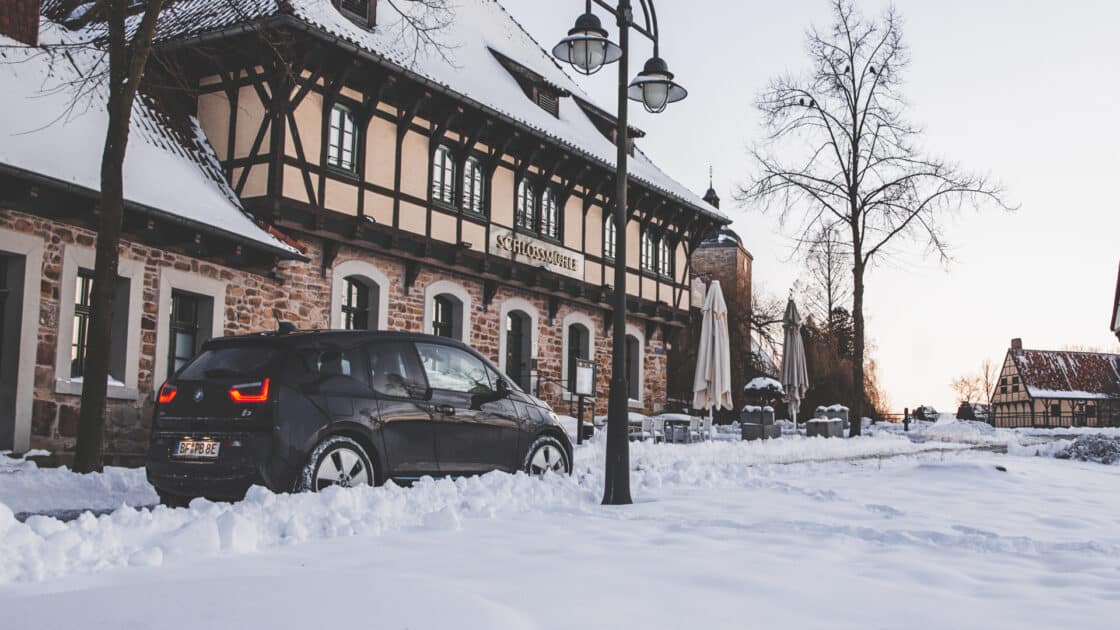 BMW i3 Dreiviertel Heck im Schnee