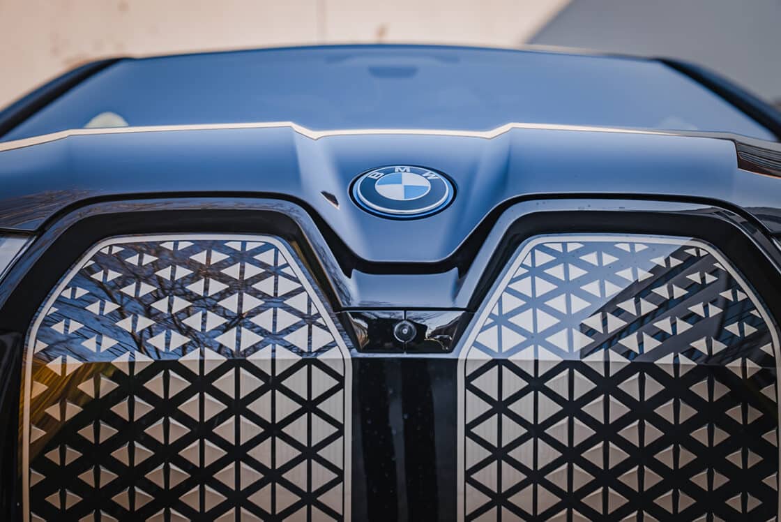 Die Nase des BMW iX mit BMW-Logo