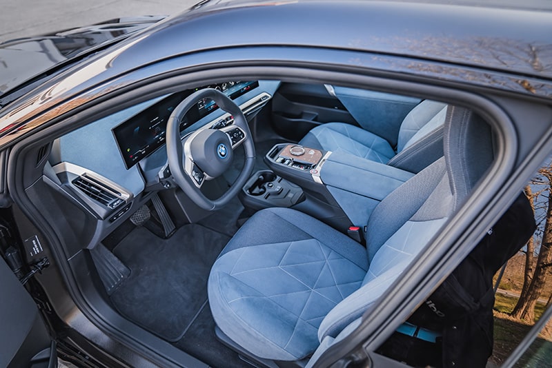 BMW setzt viele Materialien mit Rezyklatanteil im Innenraum ein. Die blaue Microfaser wirkt wohnlich und fässt sich gut an. [Bildquelle: TeamOn GmbH]