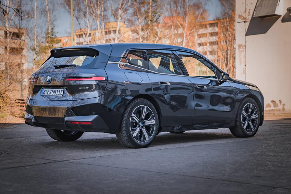 Der BMW iX wirkt optisch übergewichtig. Mit rund 2,7 Tonnen Gewicht ist er trotz Carbonanteil in der Karosserie auch nicht gerade leicht. [Bildquelle: TeamOn GmbH]