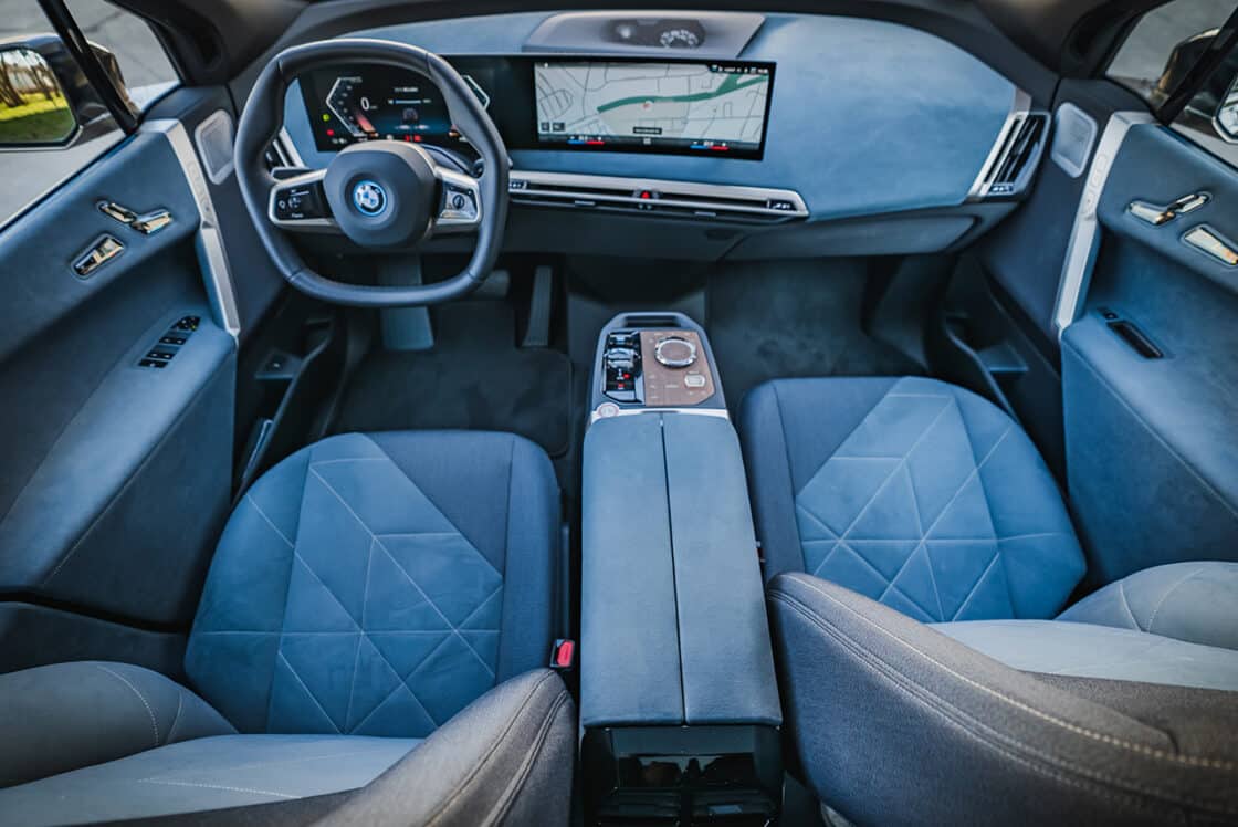 Erstmals im BMW iX kommt das Curved-Display von BMW zum Einsatz. Es vereint einen 12,3 Zoll großen Instrumententräger mit einem 14,9 Zoll großen Infotainment. [Bildquelle: TeamOn GmbH]