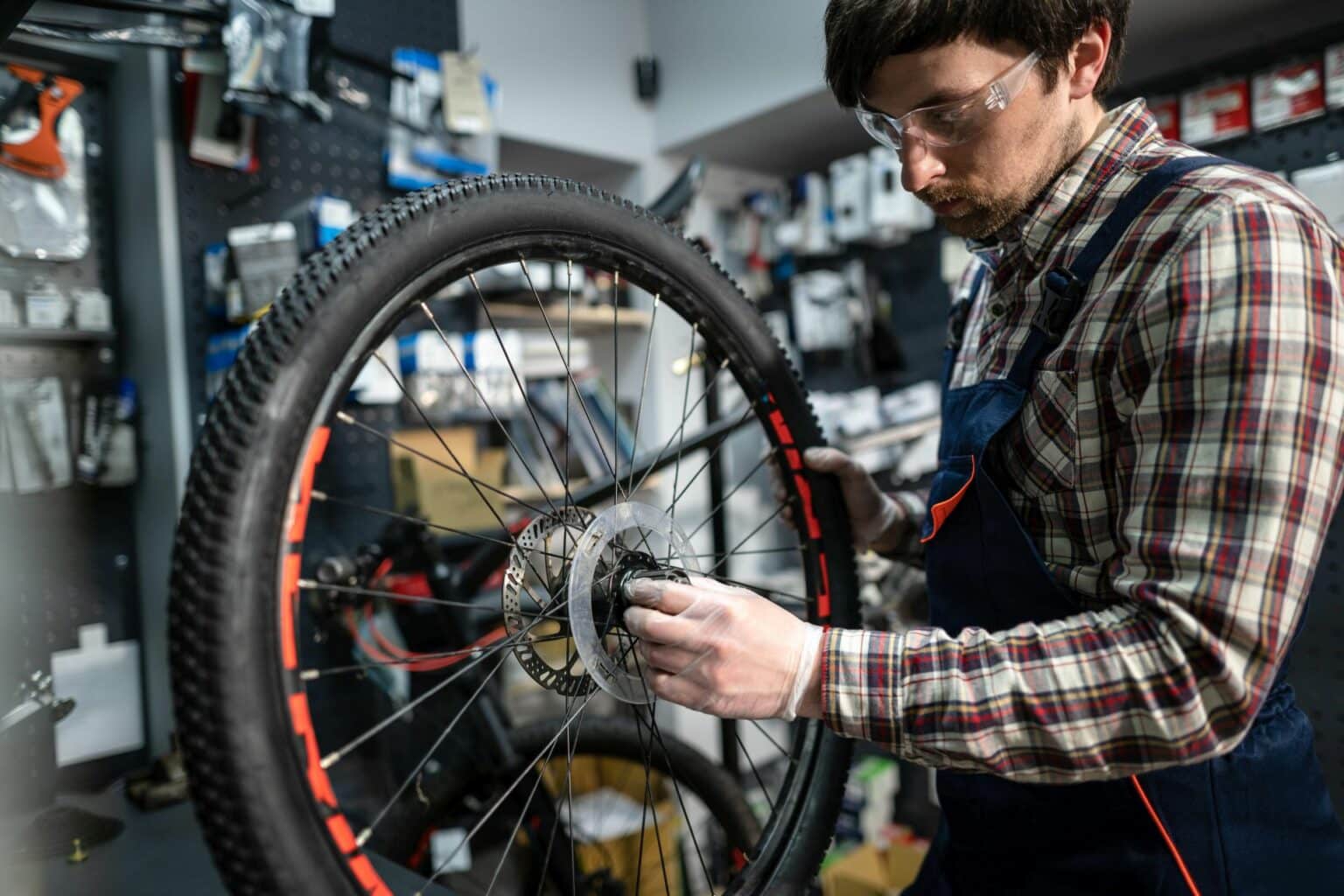 Ein Mechaniker steht in einer Fahrradwerkstatt