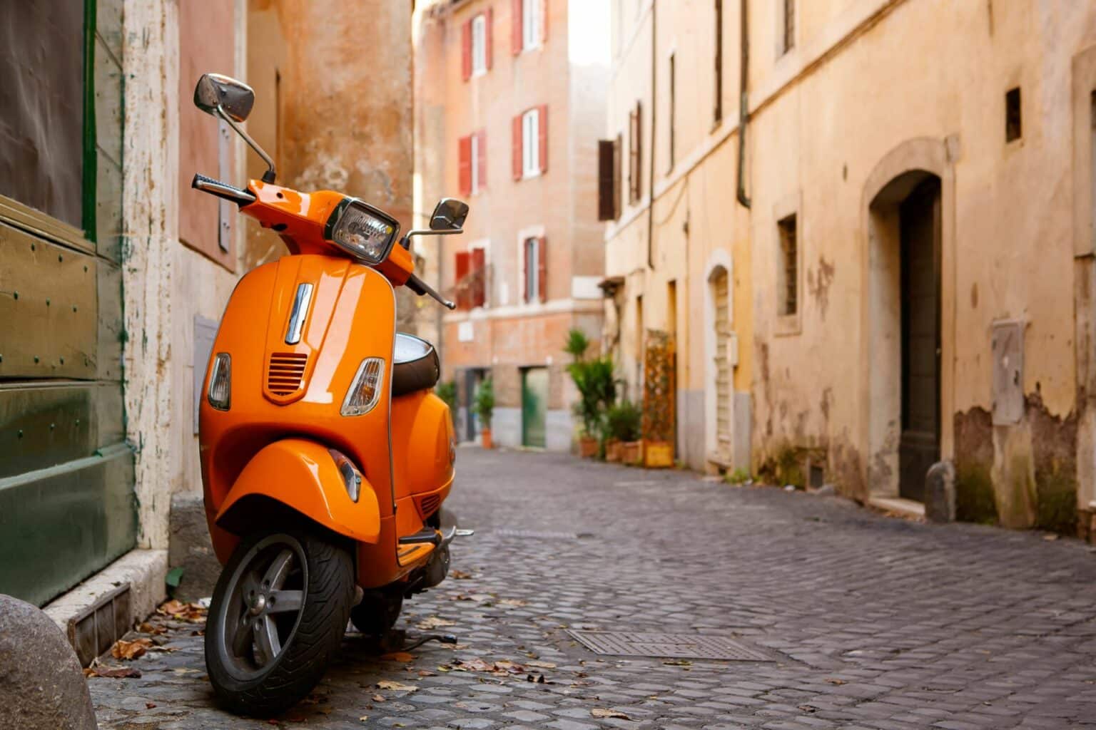 Ein Roller steht in Rom an einer Hauswand