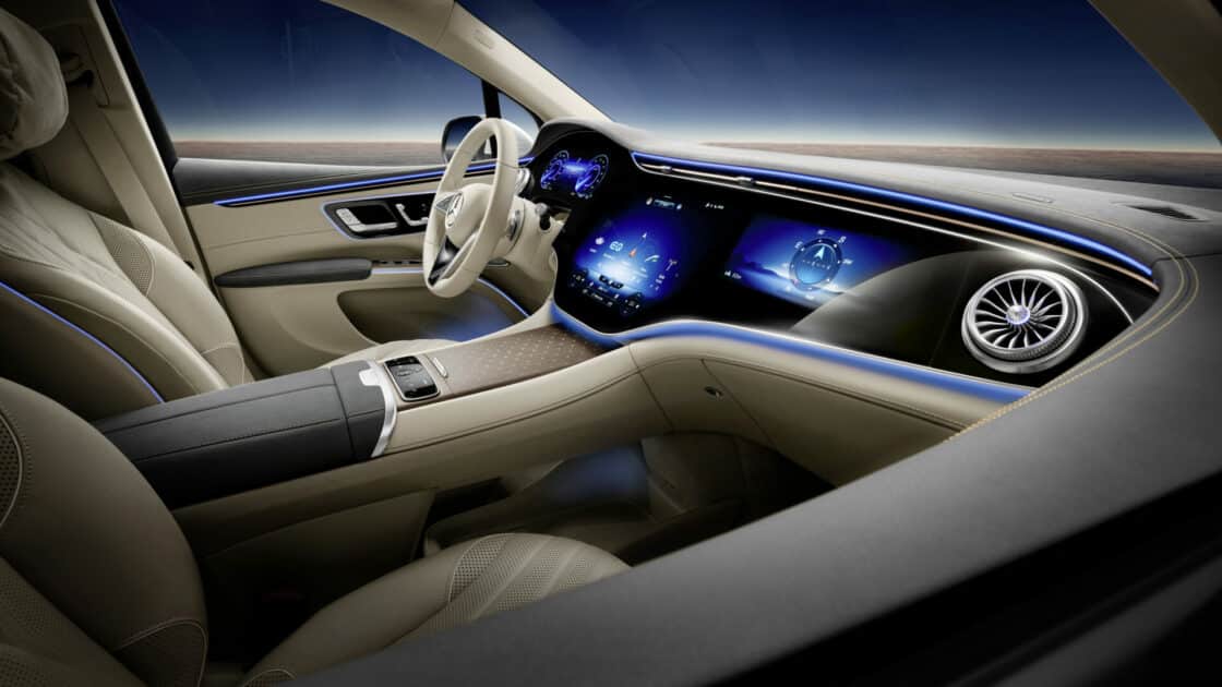 Blick ins Cockpit mit Hyperscreen des Mercedes EQS SUV