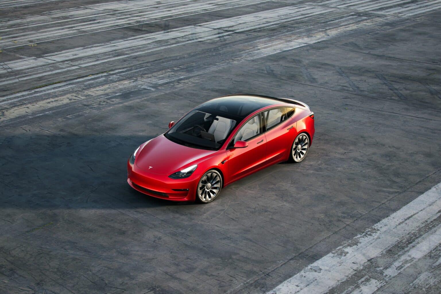 Tesla Model 3 auf einem Parkplatz