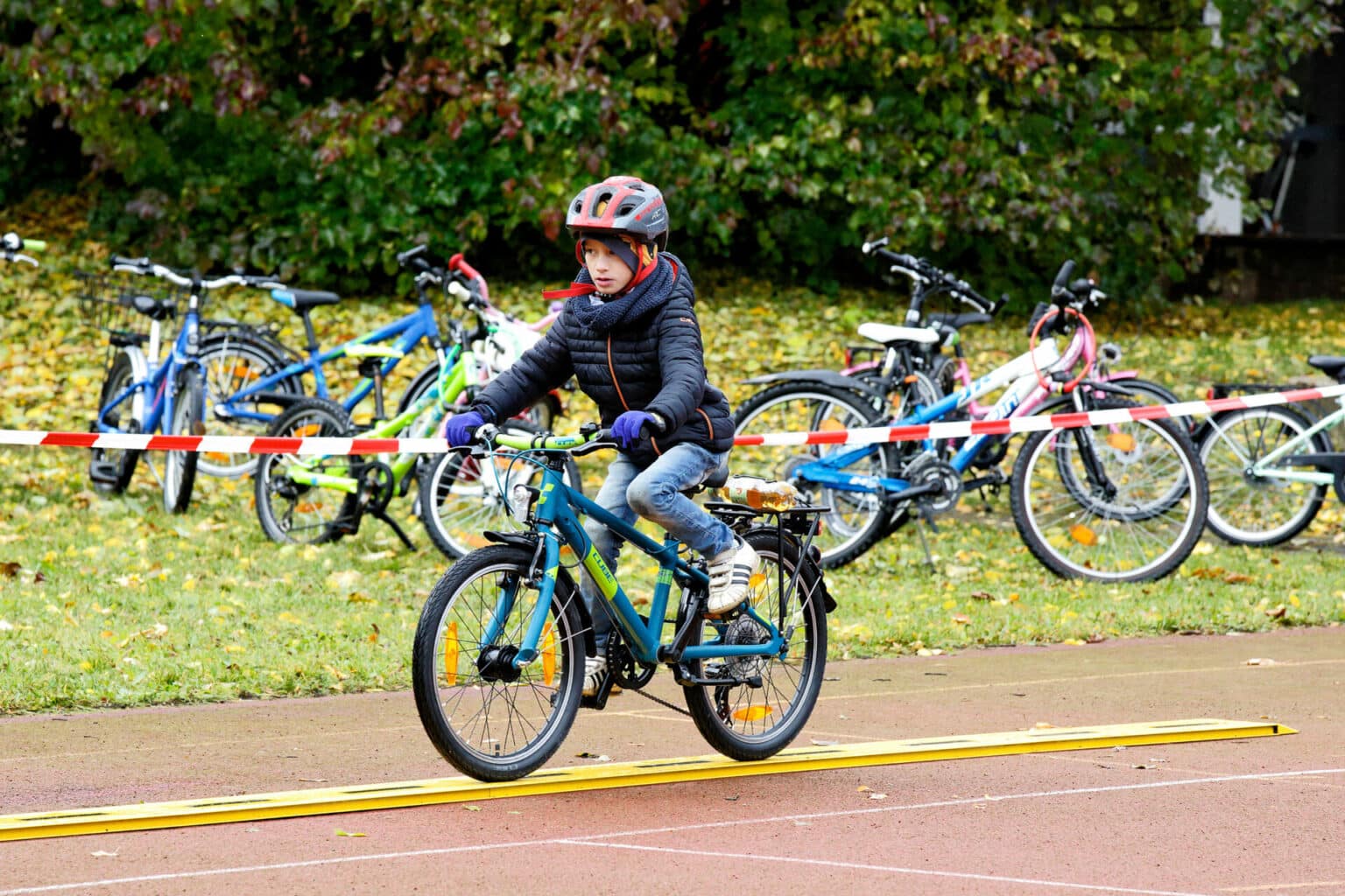 Ein Kind fährt auf einem Fahrrad beim Kinderfahrrad-Test des ADAC