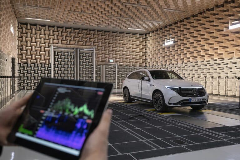 Der Außengeräuschprüfstand im Mercedes-Benz Technologie Center (MTC) in Sindelfingen: Der futuristisch wirkende Raum ist mit schallabsorbierendem Material ausgekleidet. Hier wird mit speziellen Mikrofonen für jedes Elektromodell ein individuell abgestimmter E-Sound entwickelt. Bis das Ergebnis perfekt ist, wird immer wieder simuliert, gemessen, bewertet und bis ins Detail optimiert.