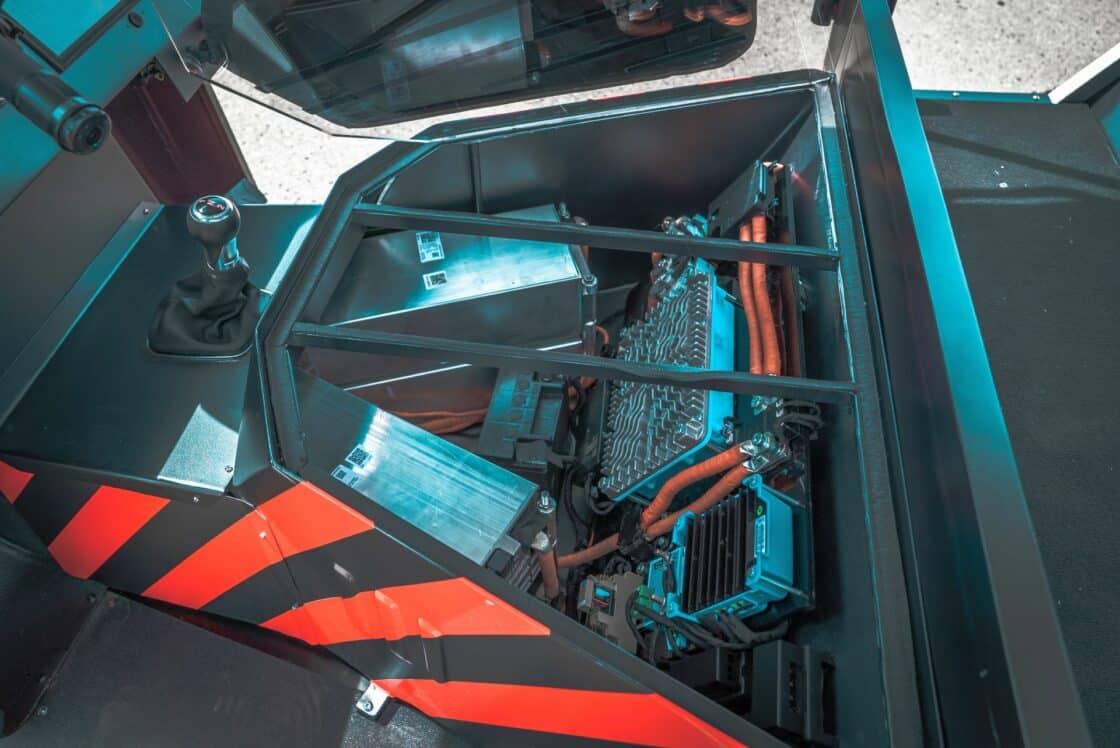 In der Elektro-Rikscha verbergen sich vier Module aus Akkus des Audi E-Tron. Jedes von ihnen hatte im Neuzustand eine Kapazität von 2,5 kWh [Bildquelle: Björn Tolksdorf][Bildquelle: Björn Tolksdorf]