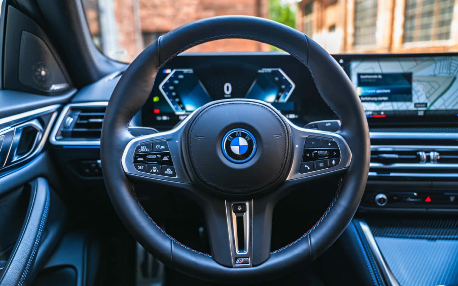 Das Cockpit des BMW i4 M50 mit Curved-Display, digitalem Tacho und Touch-Infotainment