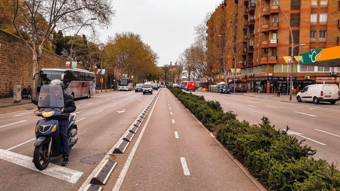 Radweg auf dem Mittelstreifen einer Hauptstraße in Barcelona: Schneller geht es mit dem Auto auch nicht [Bildquelle: Björn Tolksdorf]