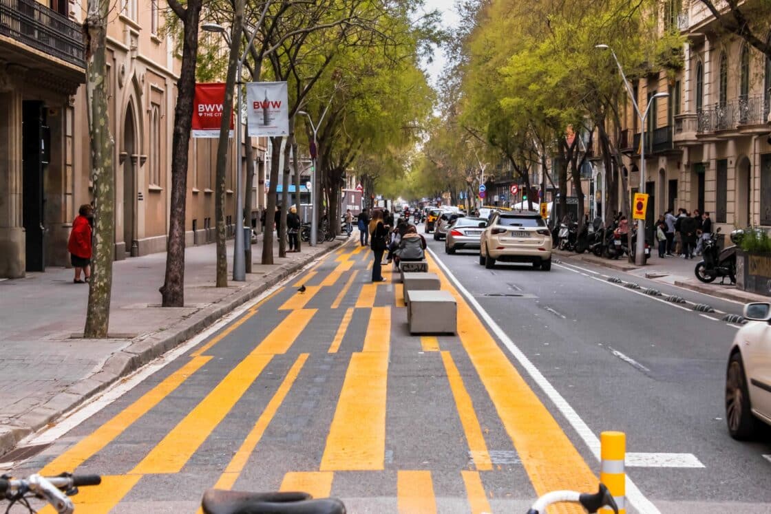 Verkehrsberuhigung vor einer Oberschule in Barcelona Eixample [Bildquelle: Björn Tolksdorf]