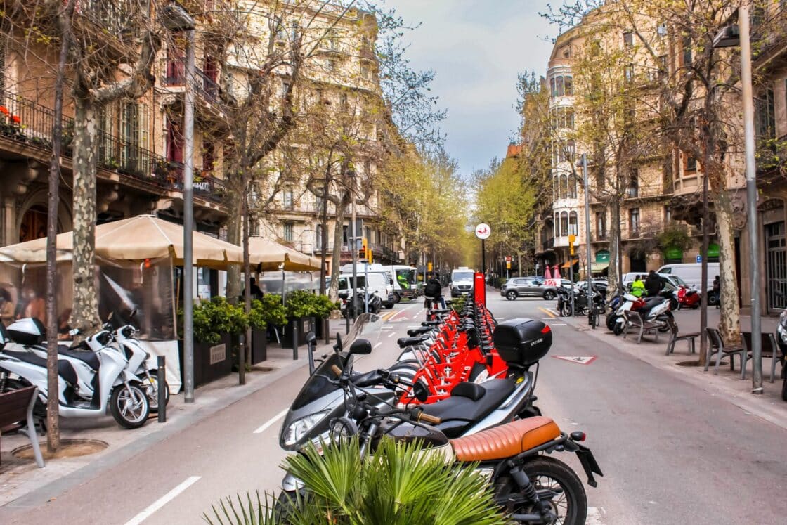 Geschützter Radweg: Barcelona verteilt den Straßenraum neu, zu Lasten des Autos [Bildquelle: Björn Tolksdorf]