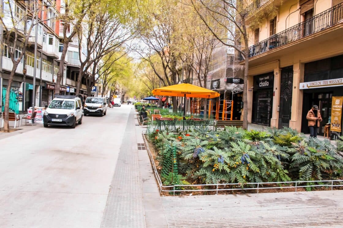 Sant Antoni: Grünflächen und Restaurantterrassen statt Parkplätzen sollen auch dem örtlichen gewerbe nutzen [Bildquelle: Björn Tolksdorf]