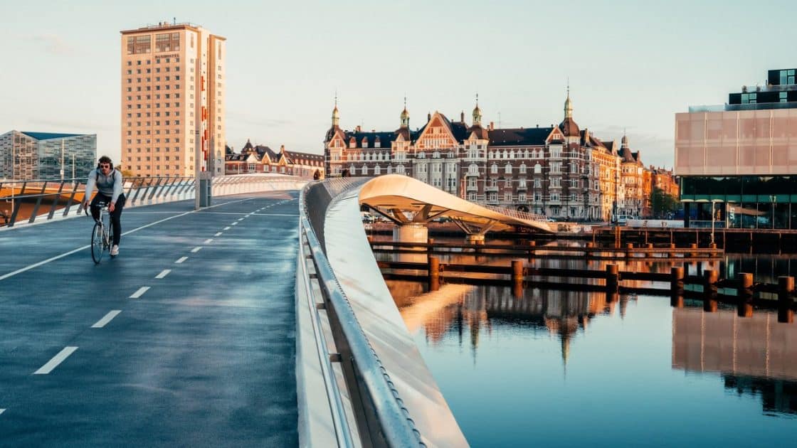Ein Fahrradfahrer in Kopenhagen auf einer Brücke